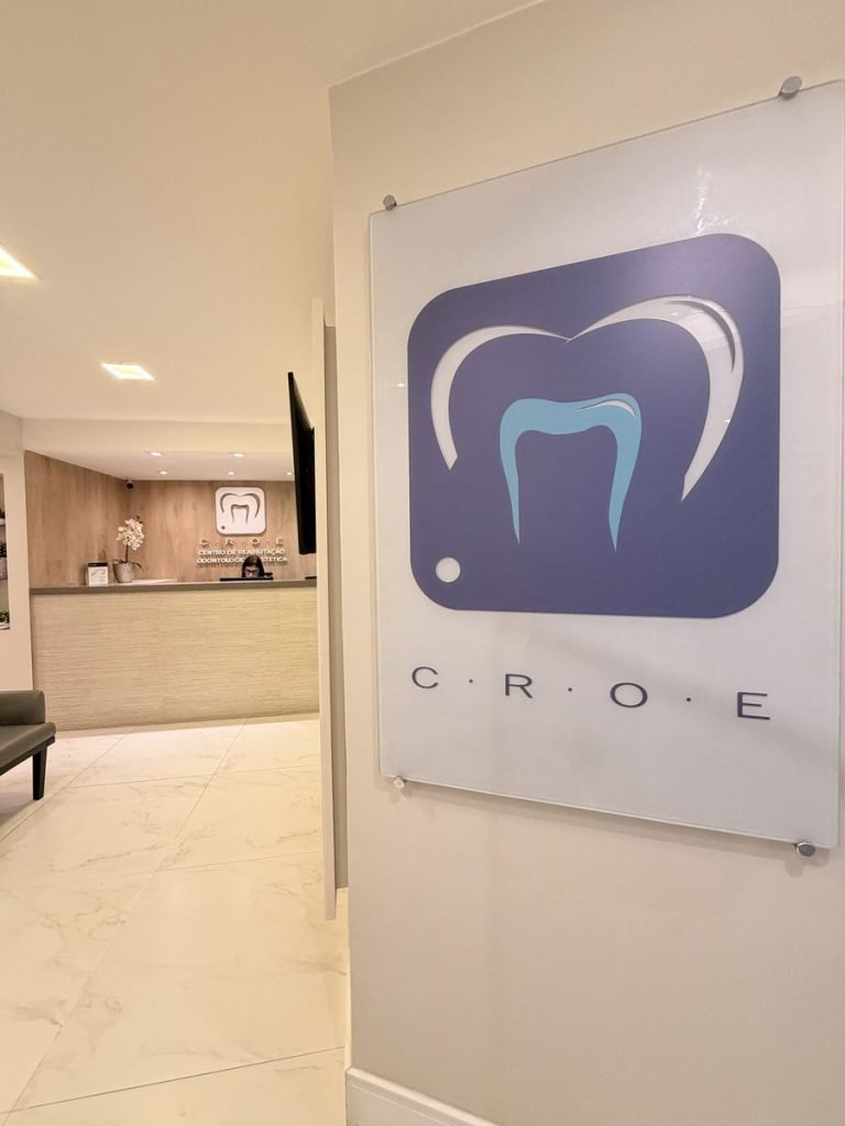 Recepção do CROE com a placa da marca