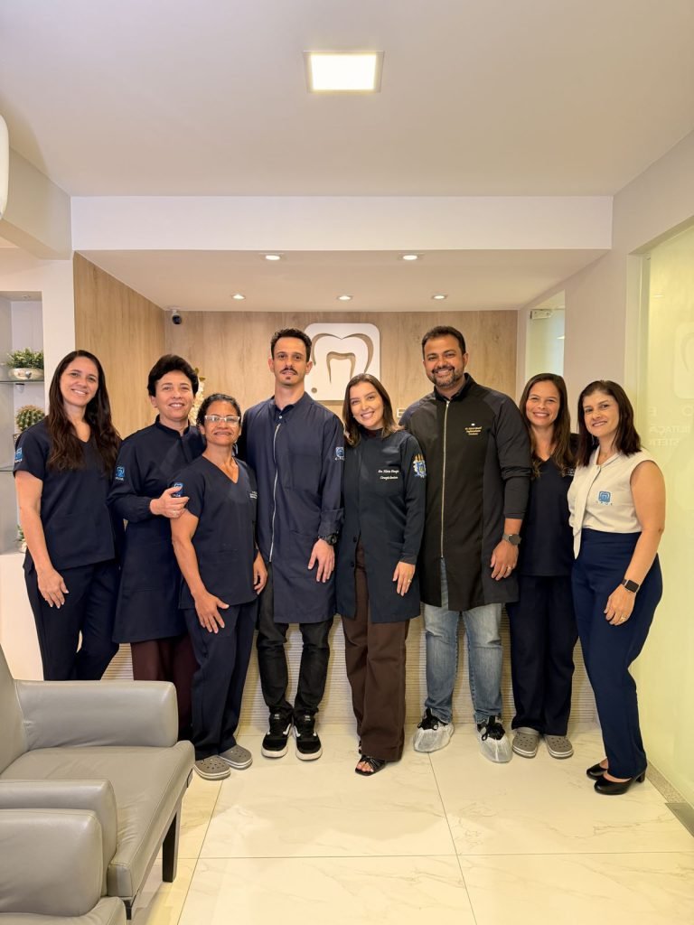 Equipe completa do CROE na recepção da clínica