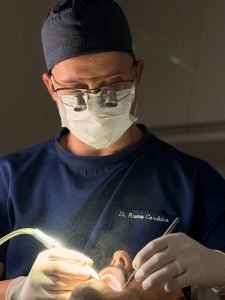 Dentista do CROE durante procedimento de implante