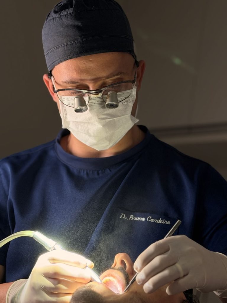 Dentista do CROE durante procedimento de implante