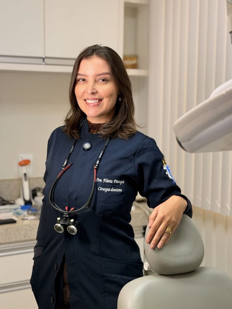 Dra. Flávia no consultório do CROE