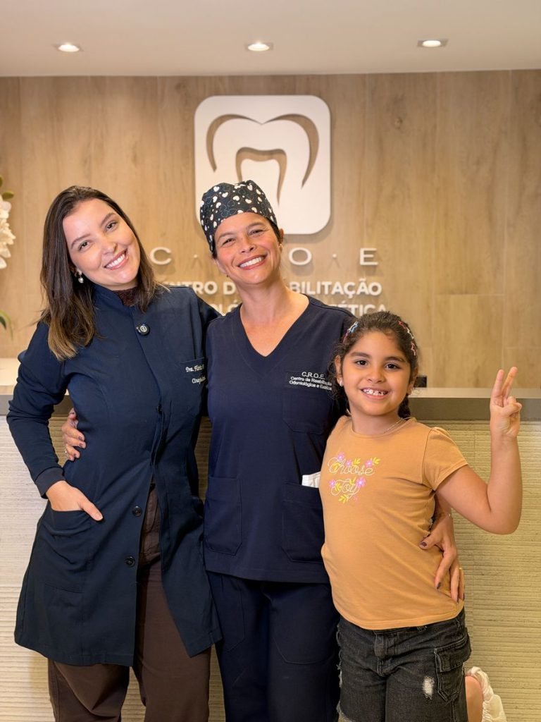 Equipe do CROE com uma paciente criança